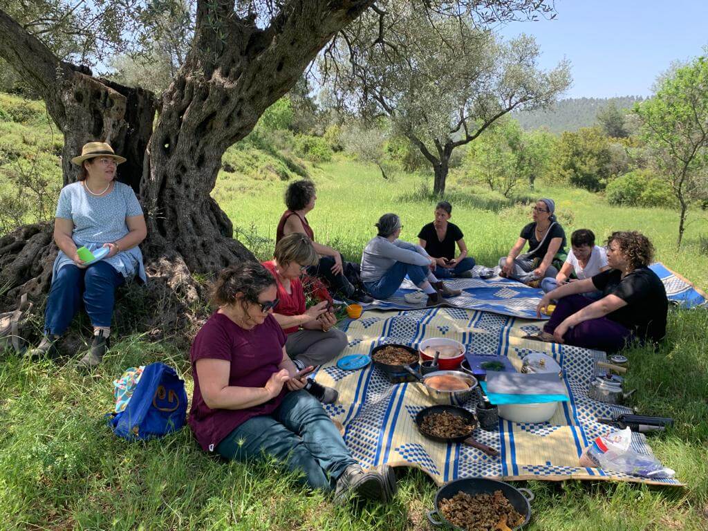 קבוצה בפיקניק בסיום מפגש בקורס ליקוט ״בנחת״